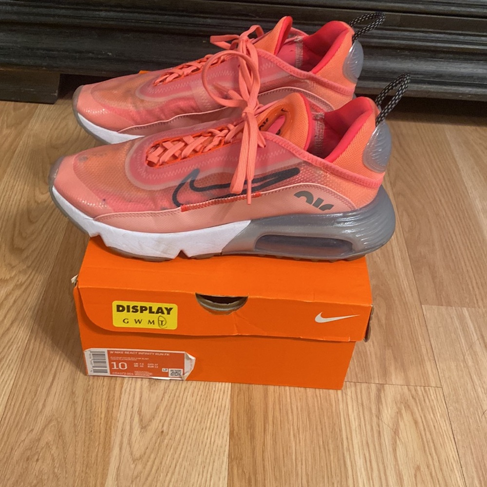 Nike - Picture 3 of 3